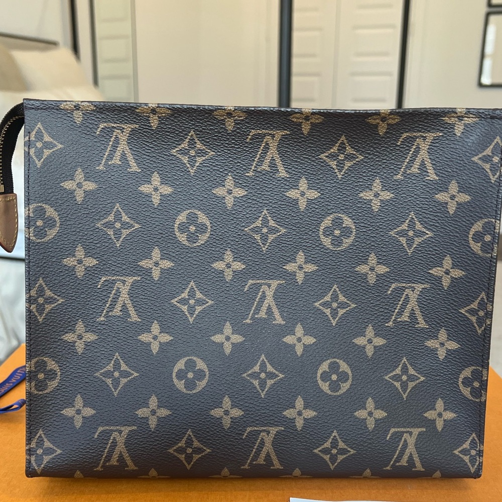 Louis Vuitton toiletry 26